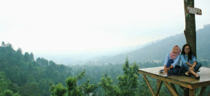 Paralayang Bukit Gantole Puncak: Soaring Above the Majestic Peaks